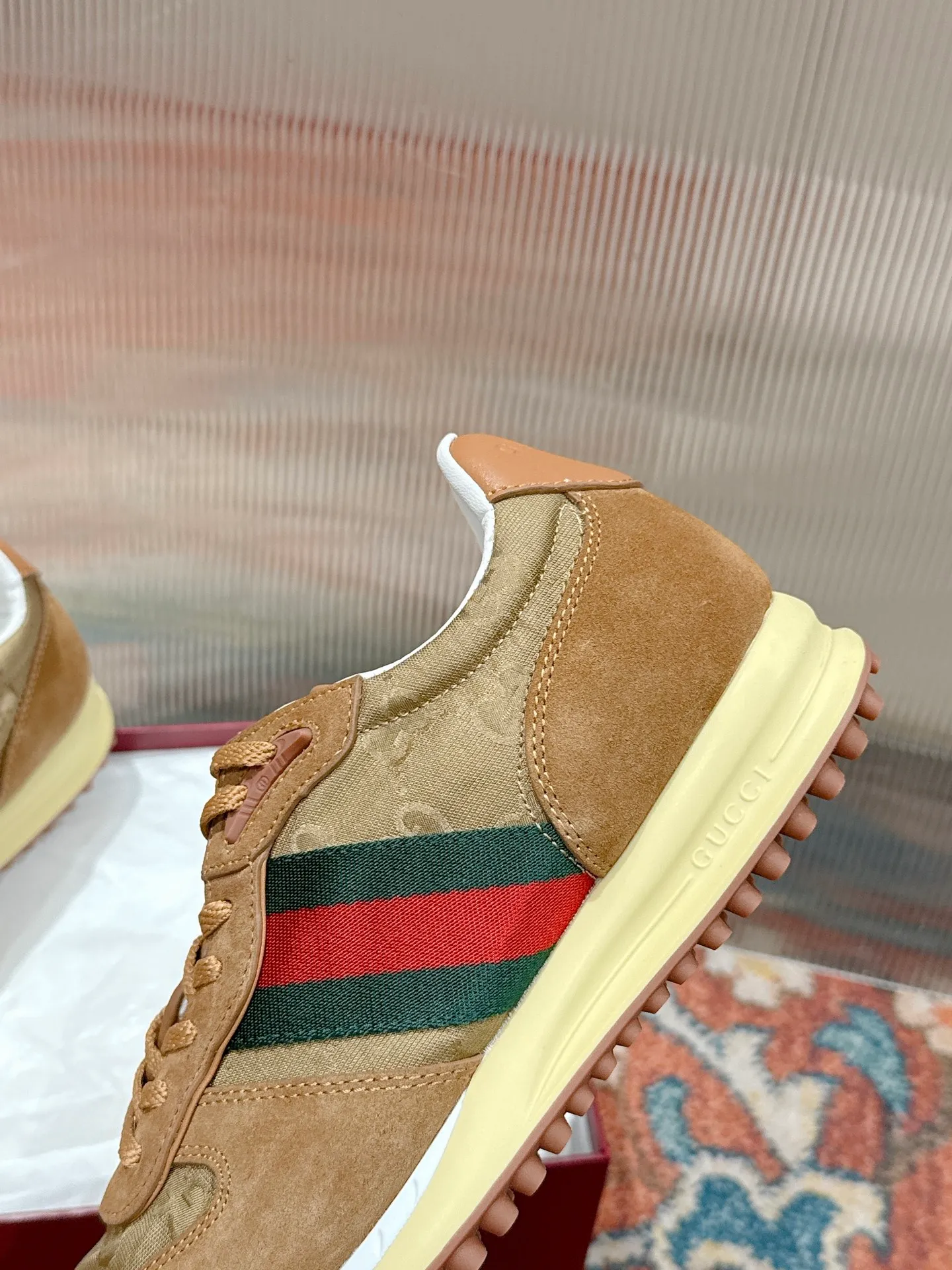 p700🐮🐮 GUCCI 2025 latest spring and summer catwalk style sports shoes Forrest Gump shoes 25 super popular show items with high appearance rate and many celebrities and Internet celebrities. The classic shoe design uses innovative stitching technology to create a water-like flowing texture. Super comfortable on the feet. Leather splicing and breathable logo fabric with classic green and red webbing embellishment. All show the brand tone (buttons are removable) original molded combination outsole ▪️Size: Male 39-44 (Male 45, customized, non-returnable)